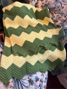 Vintage Crochet/Knitted Blanket ~ Green & Yellow Chevron Zig Zag Pattern